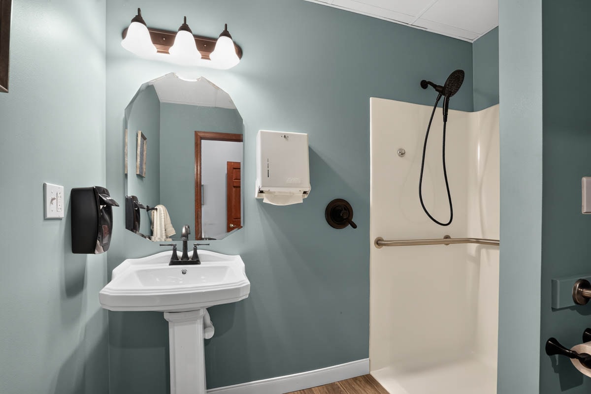 Accessible bathroom at Golden Heights